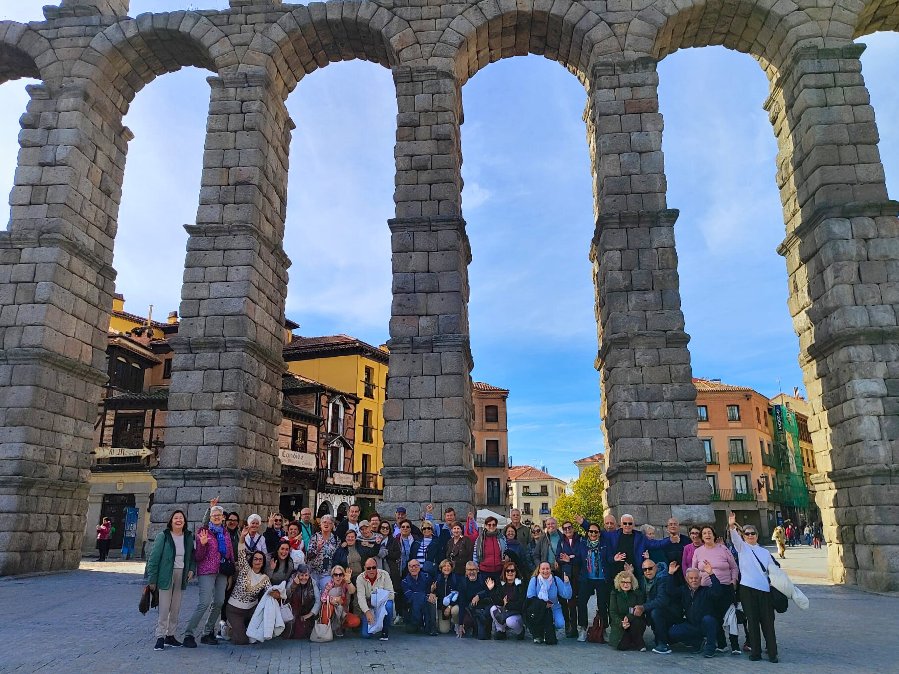 20251128_PRE_El grupo de viajeros frente al acueducto de Segovia